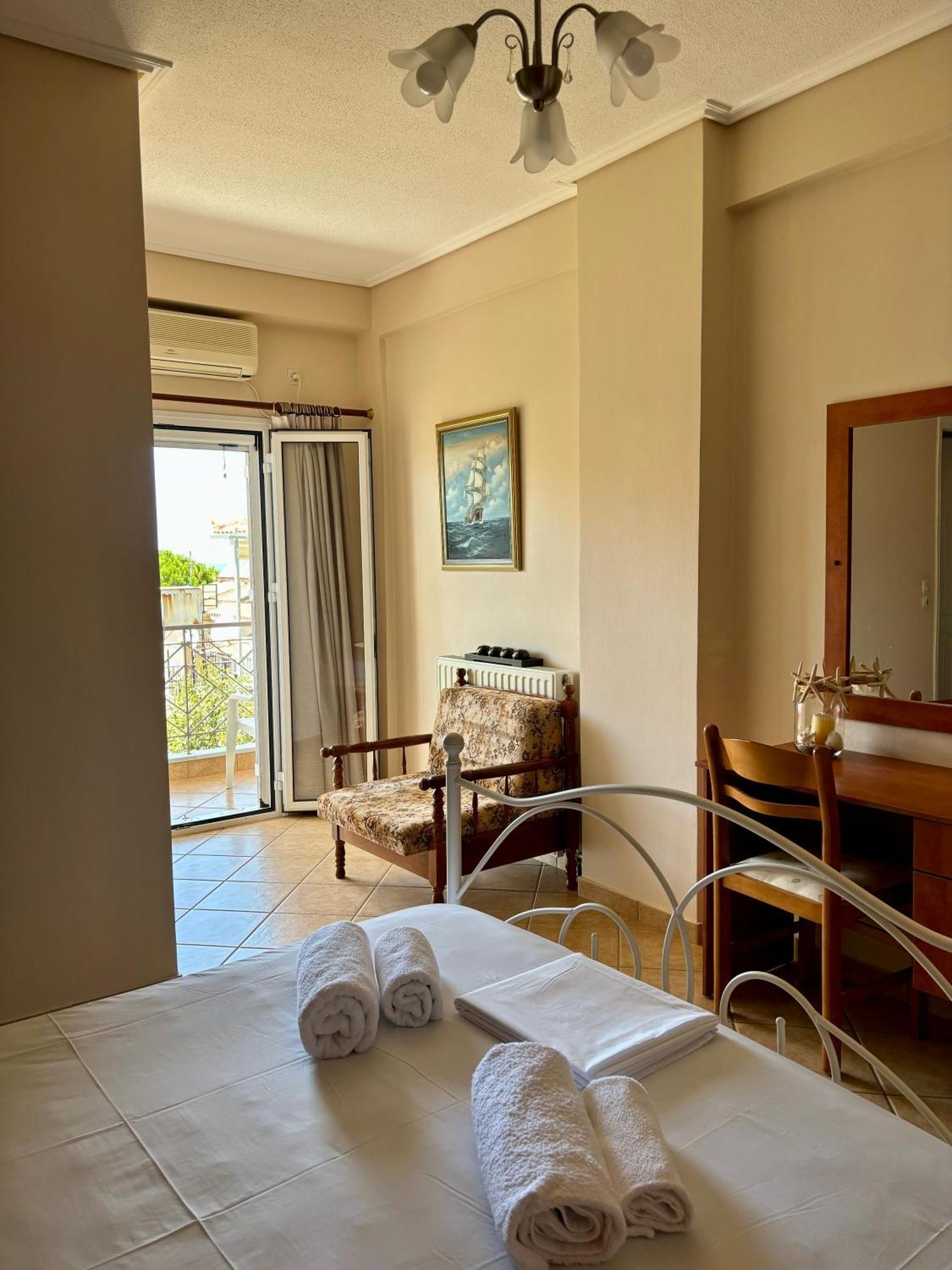 "Twin Apartments" In Kyparissia Bagian luar foto
