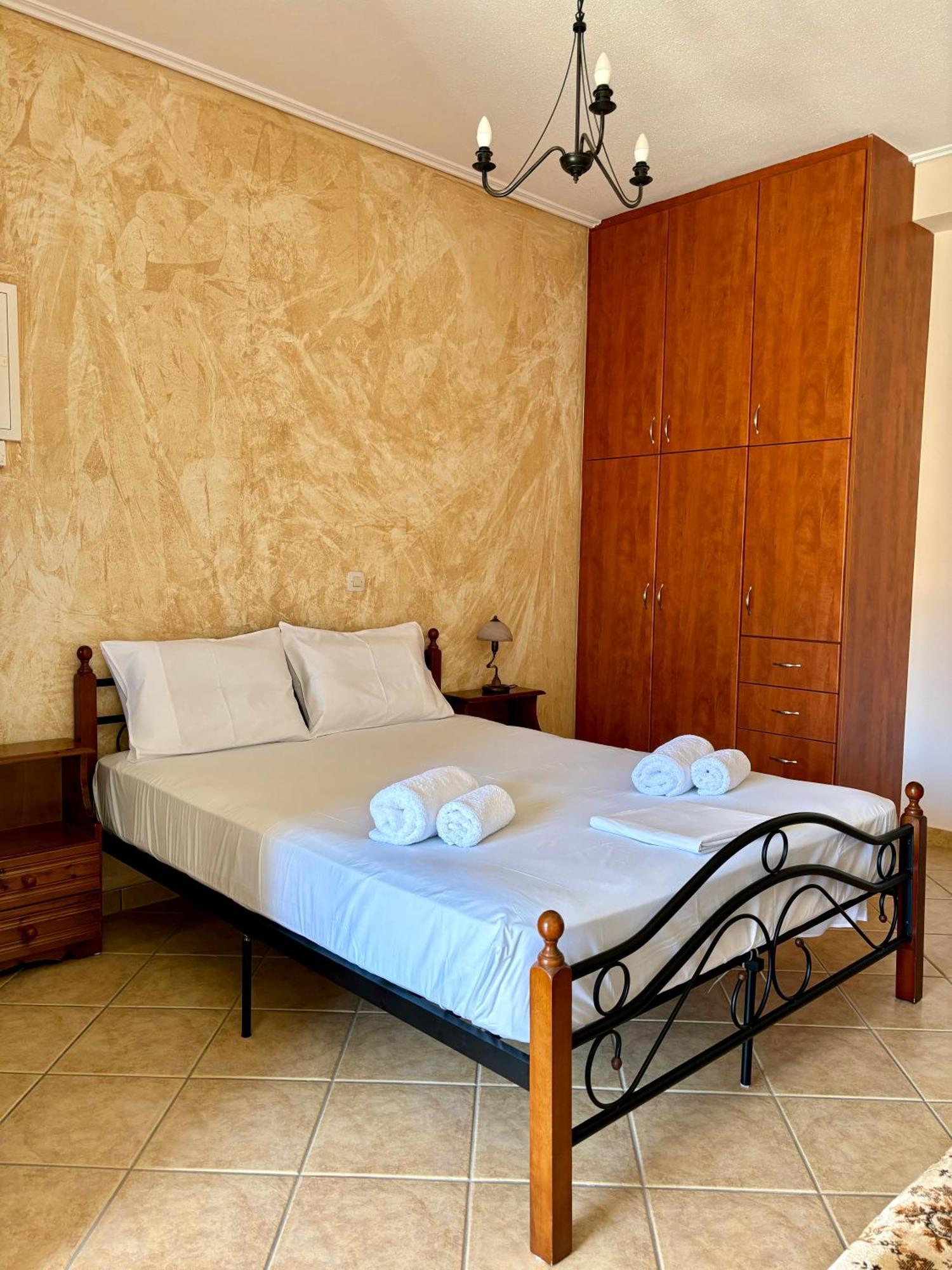 "Twin Apartments" In Kyparissia Bagian luar foto